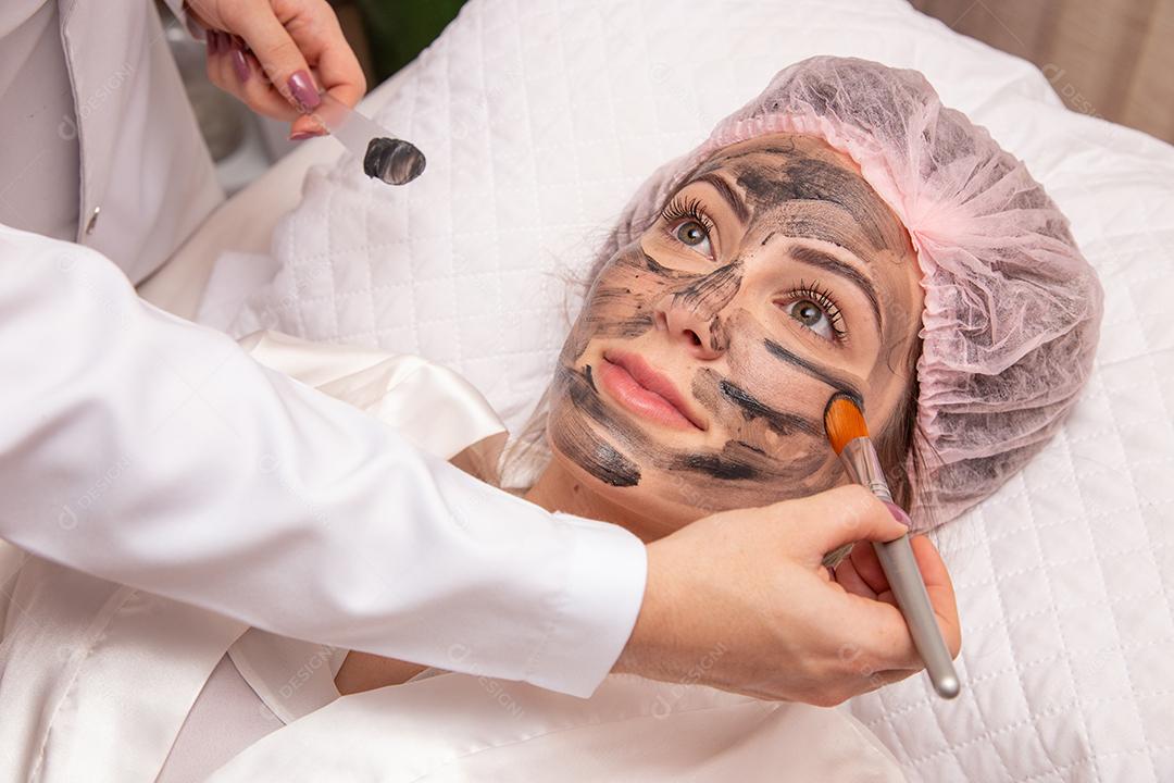 Mulher está deitada no escritório do cosmetologista