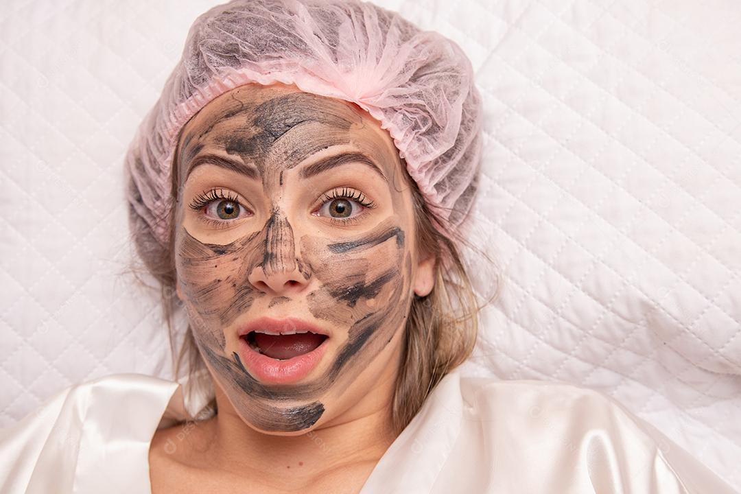 Mulher está deitada no escritório do cosmetologista