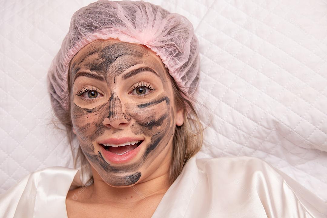 Mulher está deitada no escritório do cosmetologista