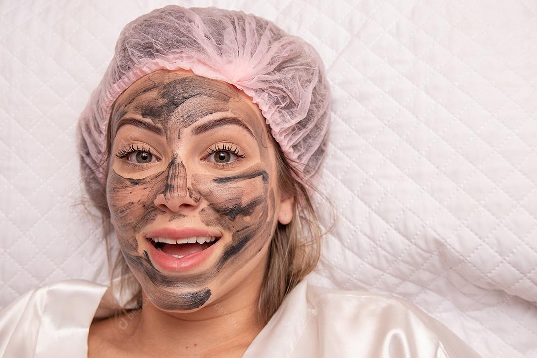 Mulher está deitada no escritório do cosmetologista