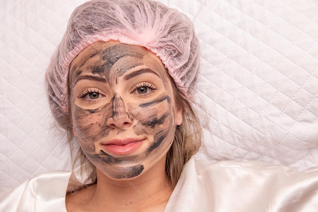 Mulher está deitada no escritório do cosmetologista