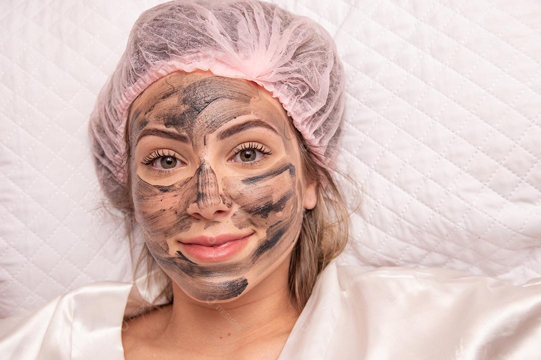 Mulher está deitada no escritório do cosmetologista