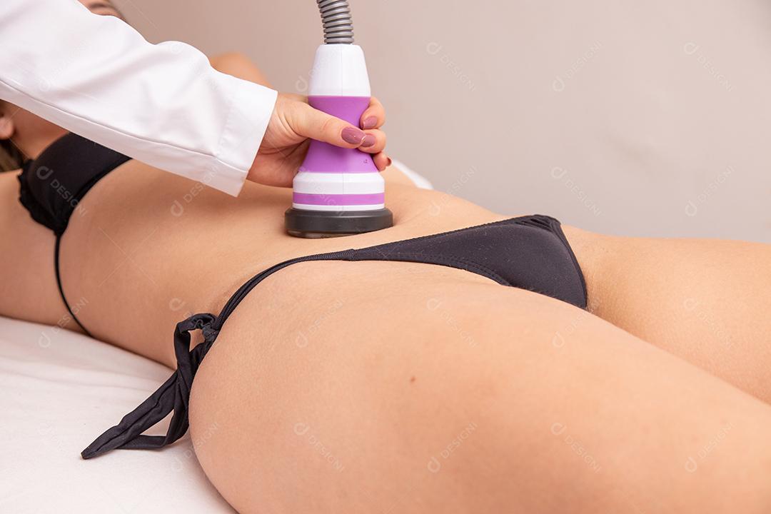 Tiro recortado de um dermatologista profissional realizando radiofre