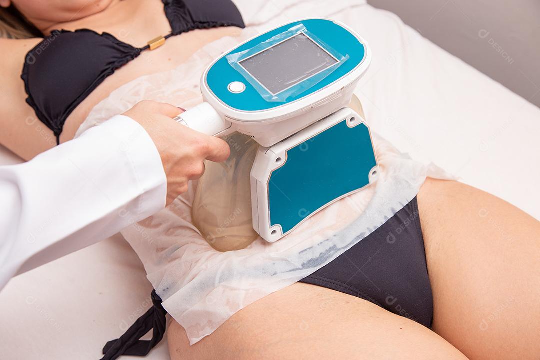 Tiro recortado de um dermatologista profissional realizando radiofre