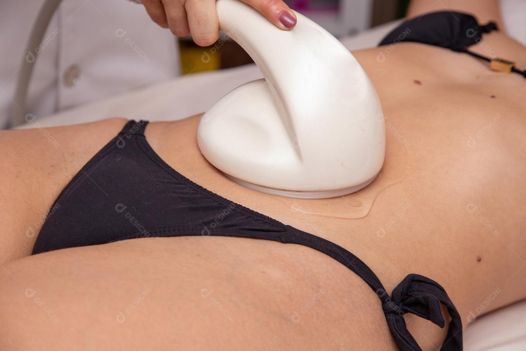 Closeup de jovem fazendo ultra-som na barriga dela