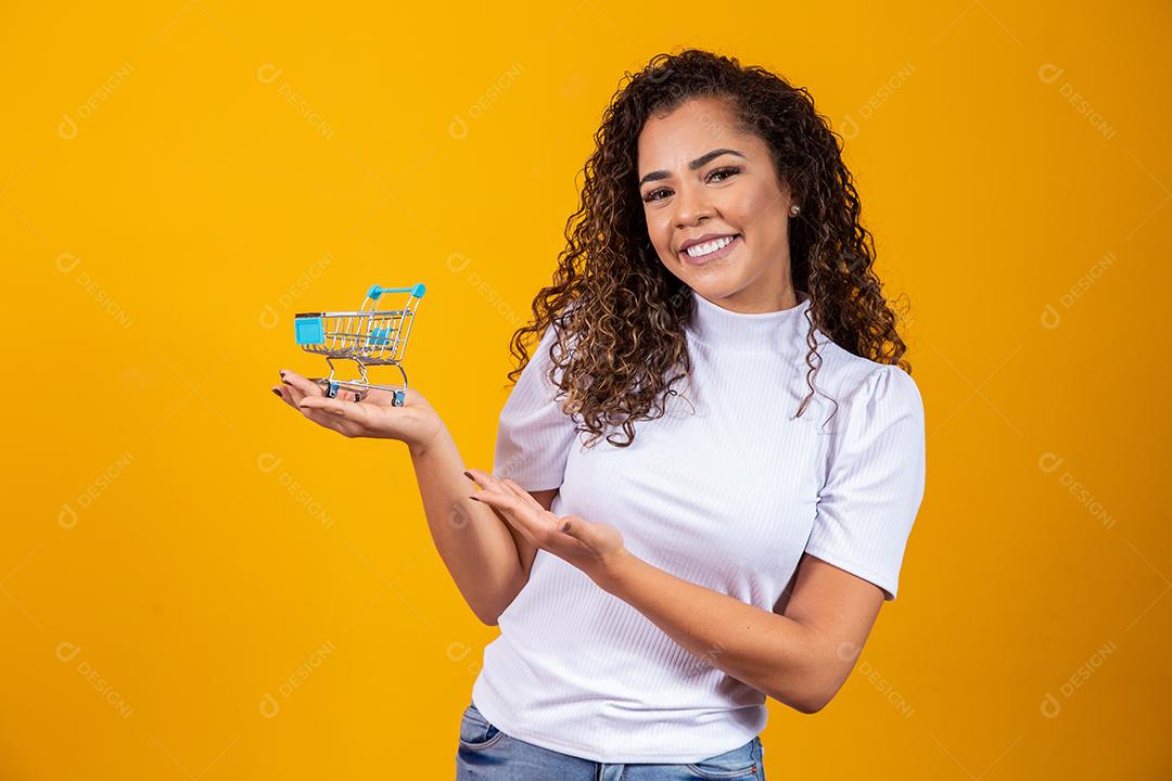Mulher com pequeno carrinho de compras Sorrindo