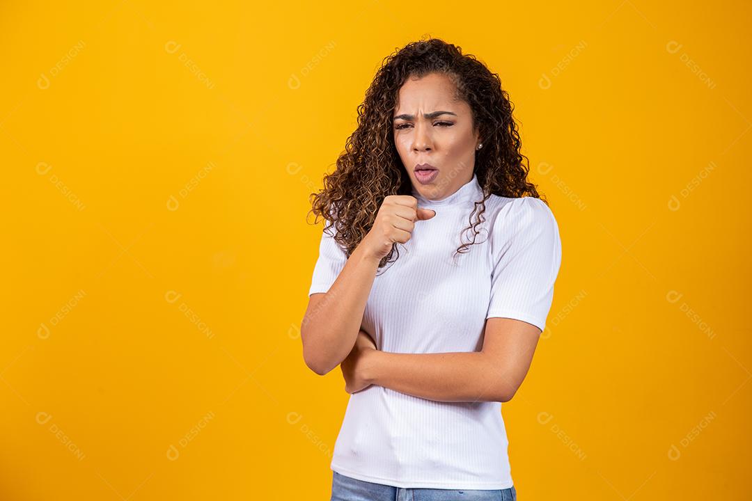 Jovem Mulher sobre fundo isolado está sofrendo com tosse