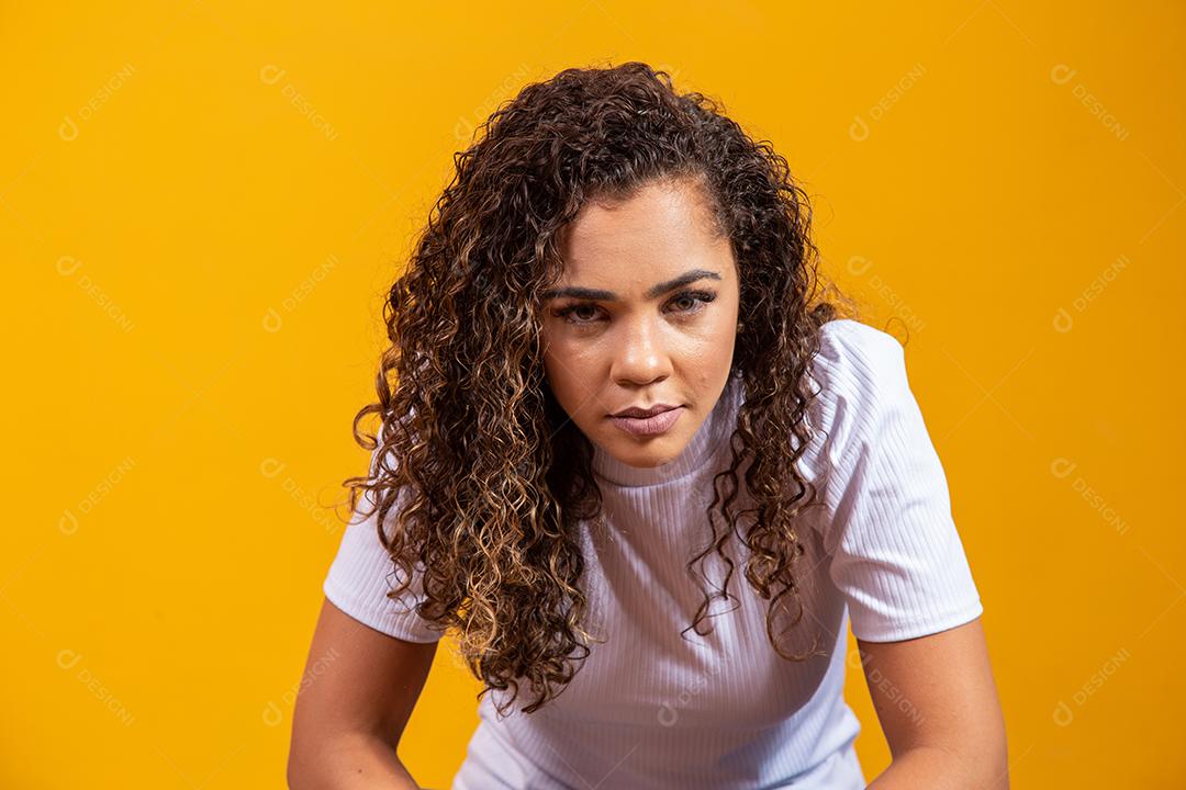 Closeup de Mulher afro olhando para a câmera Séria