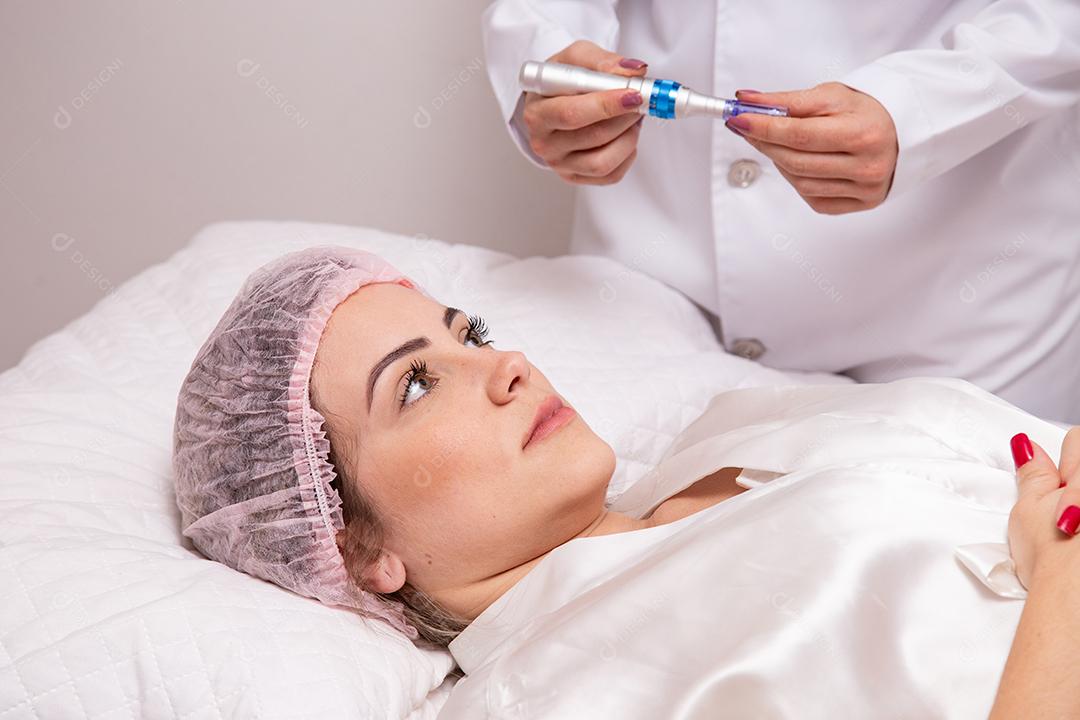 Mulher bonita recebendo tratamento de rejuvenescimento com microagulhamento