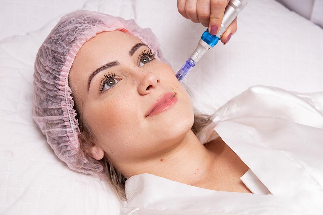 Mulher bonita recebendo tratamento de rejuvenescimento com microagulhamento. Mesoterapia.