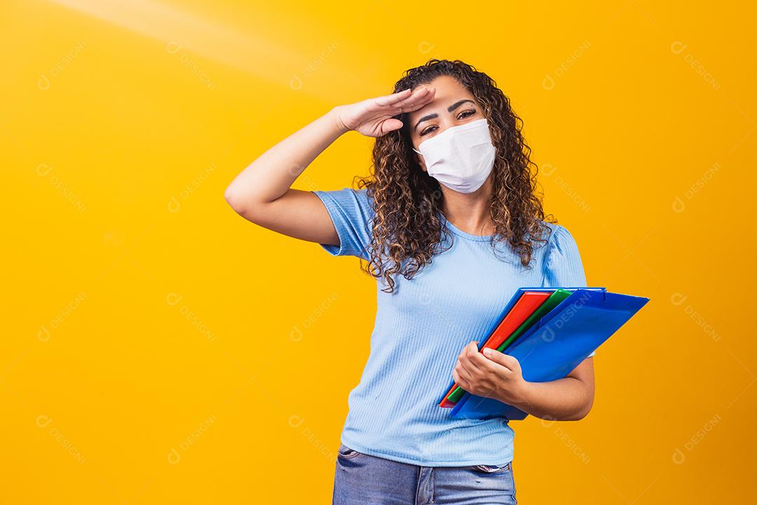 Jovem estudante de graduação ou ensino médio usando máscara cirúrgica contra covid 19. Novo conceito normal e educacional. Vertical