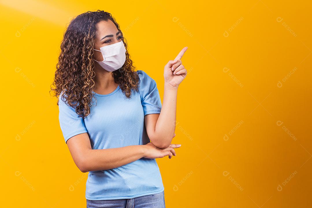 jovem modelo negro usando máscara protetora.