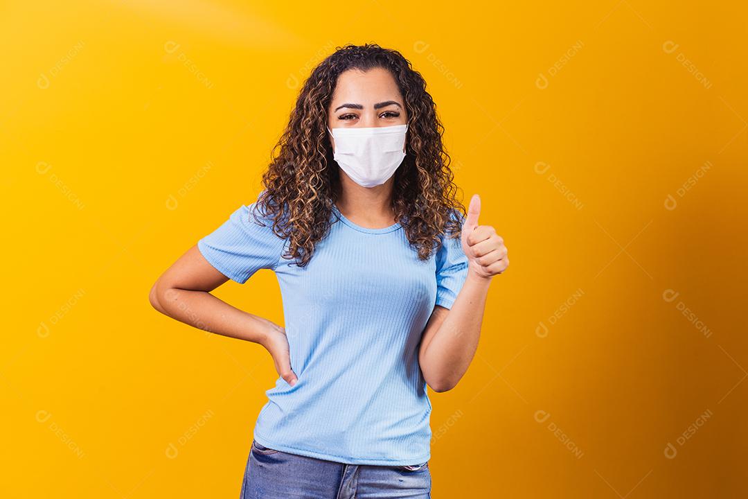 jovem modelo negro usando máscara protetora.