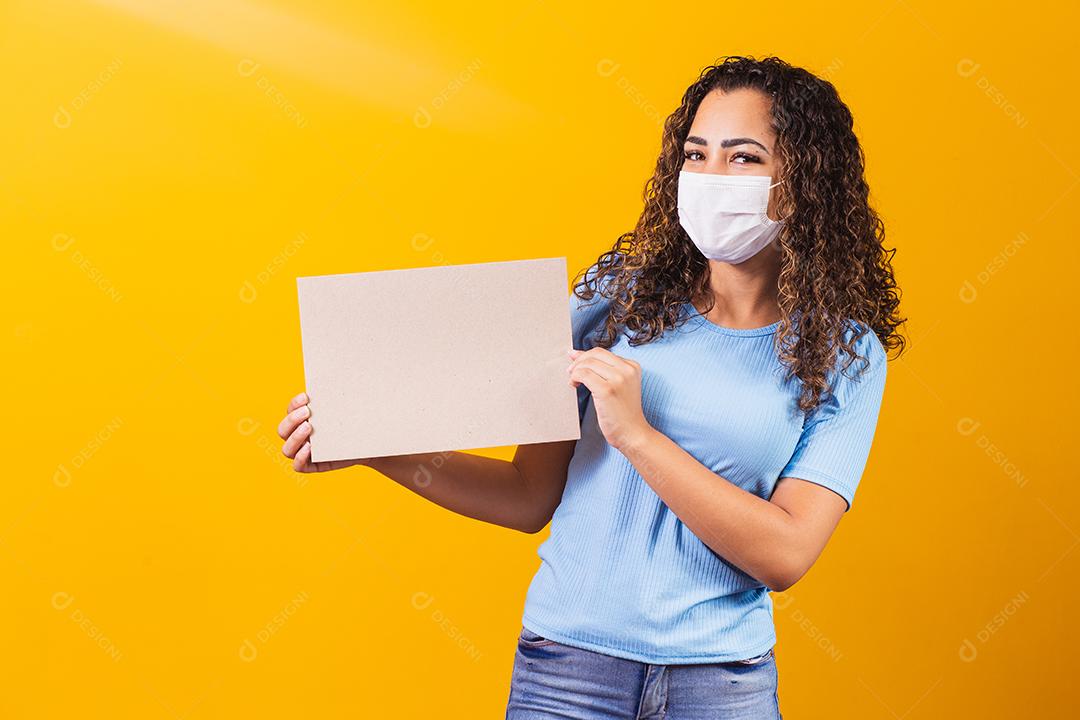 Jovem Afro com Máscara com Cartão Livre para Texto