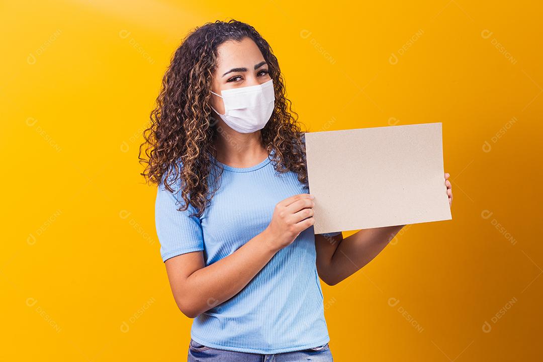 Jovem Afro com Máscara com Cartão Livre para Texto