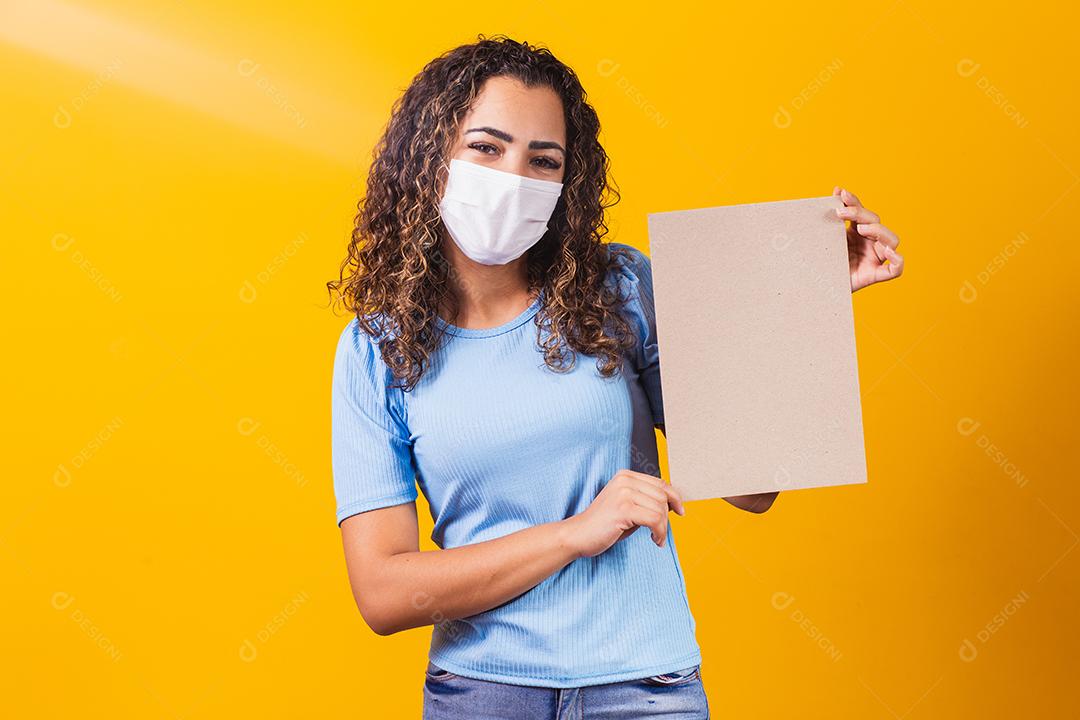 Jovem Afro com Máscara com Cartão Livre para Texto