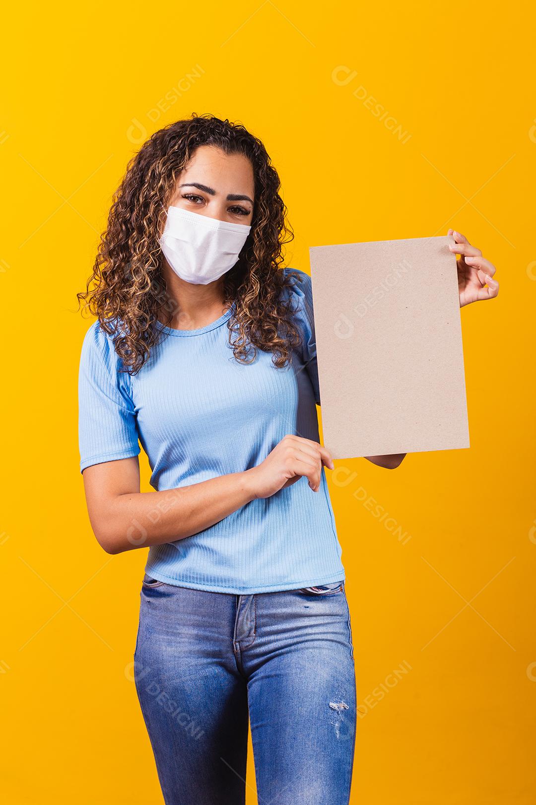 Jovem Afro com Máscara com Cartão Livre para Texto