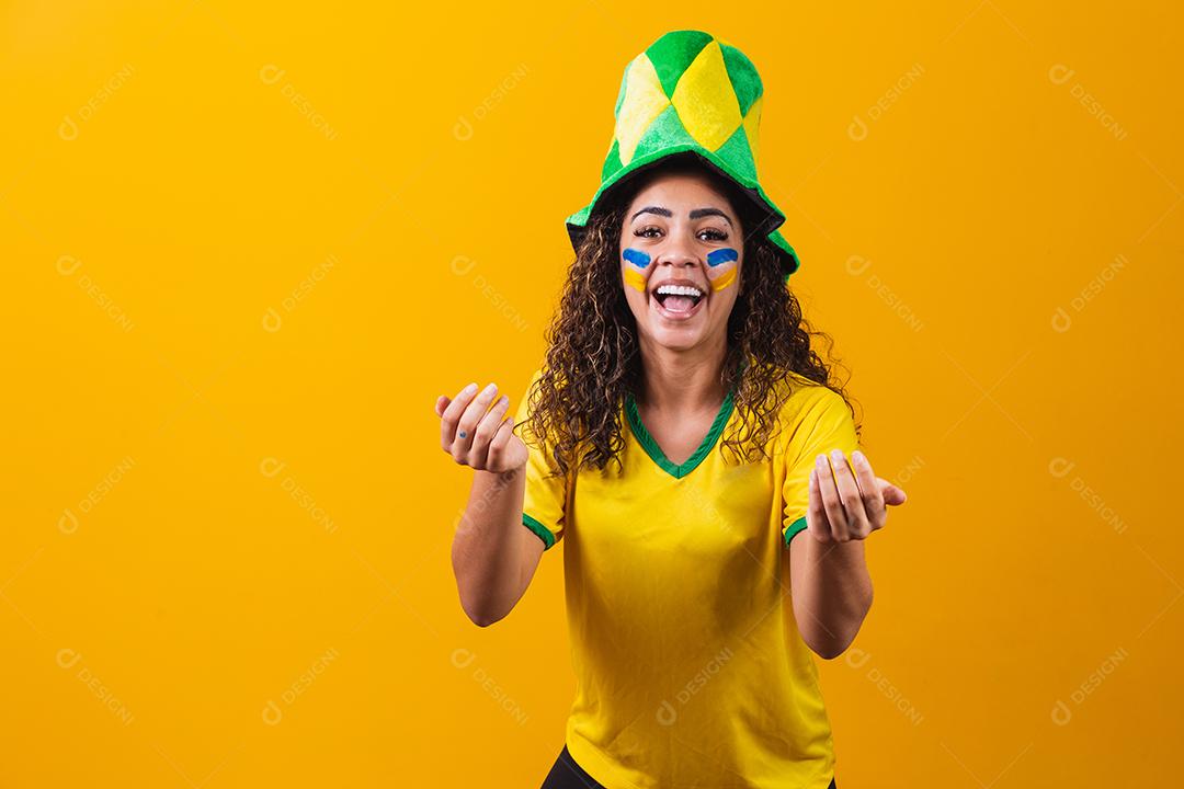 Fã brasileiro. Usando tinta como maquiagem, fã comemorando o jogo de futebol ou futebol