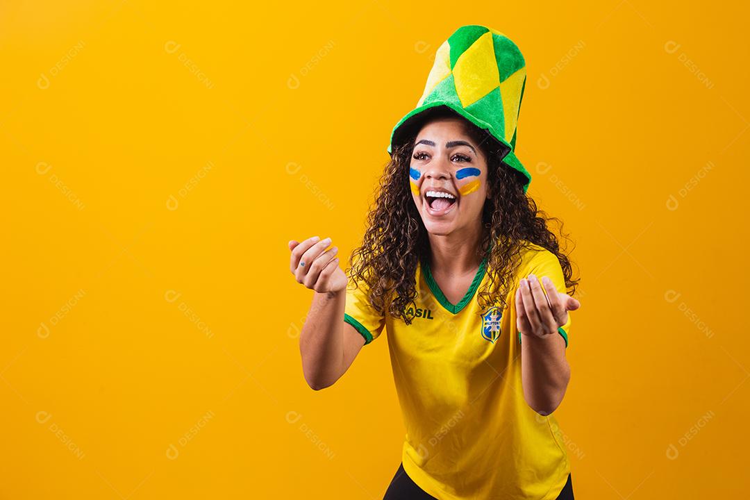 linda mulher Fã brasileiro Usando tinta maquiagem jogo futebol torcedora fotos imagem