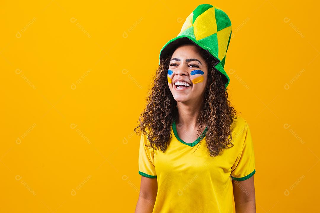 Fã brasileiro. Usando tinta como maquiagem, fã comemorando o jogo de futebol ou futebol