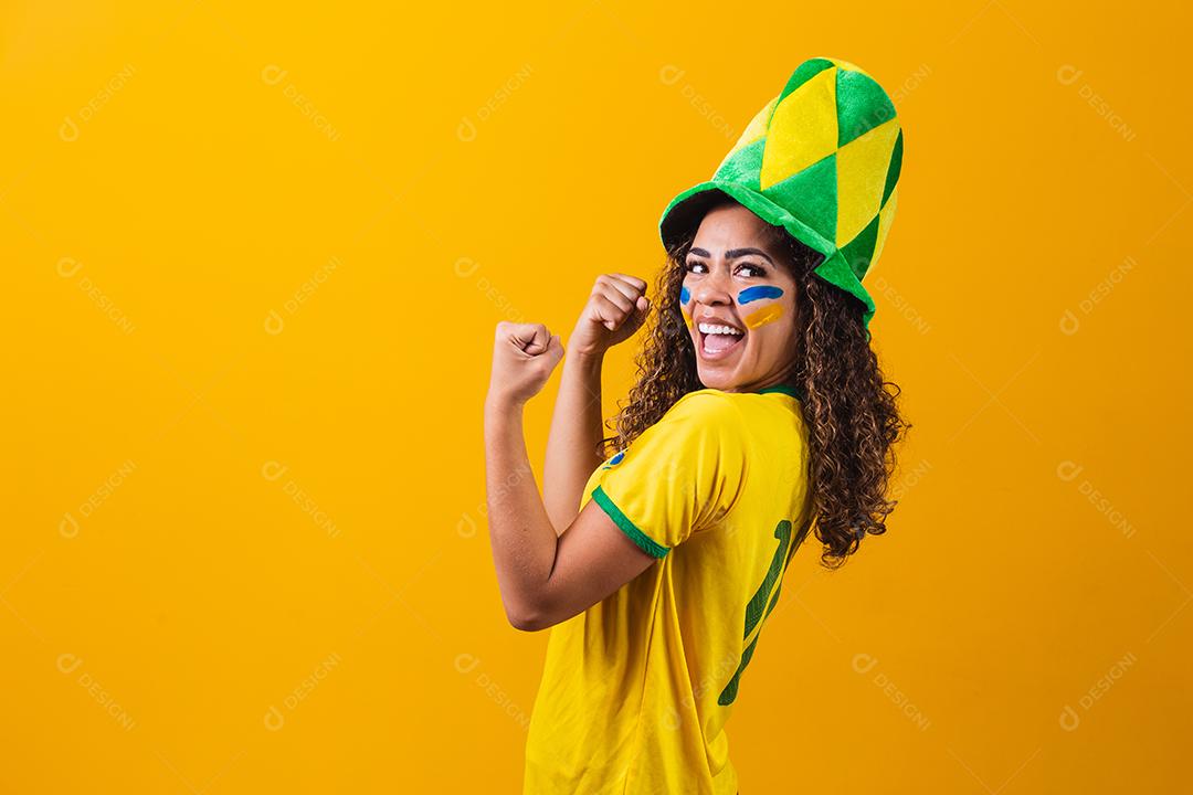 Torcedora brasileiro. Fã de mulher brasileira comemorando no futebol ou partida de futebol