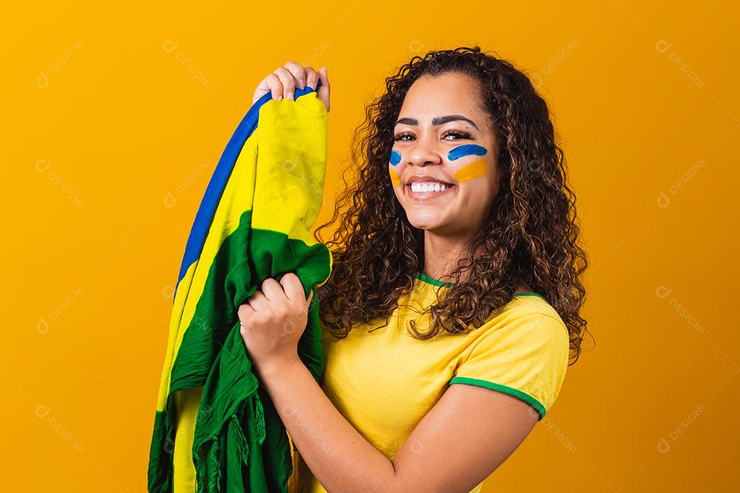 Garota Afro Segurando Bandeira do Brasil