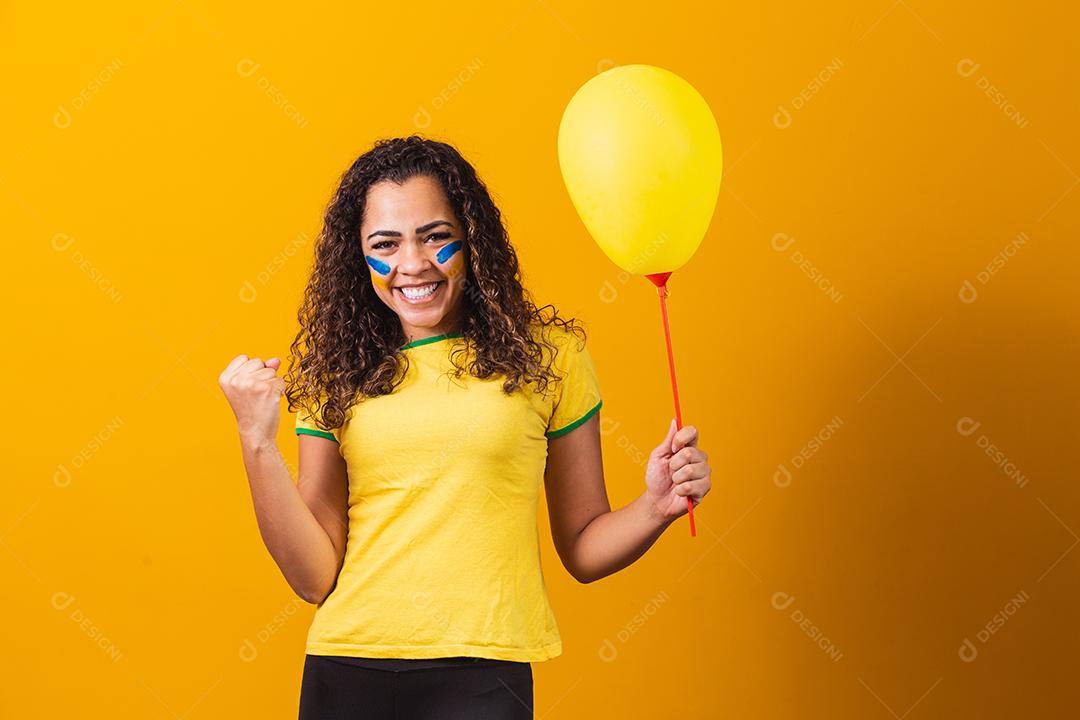 Fâ Brasileira segurando um Balão Amarelo