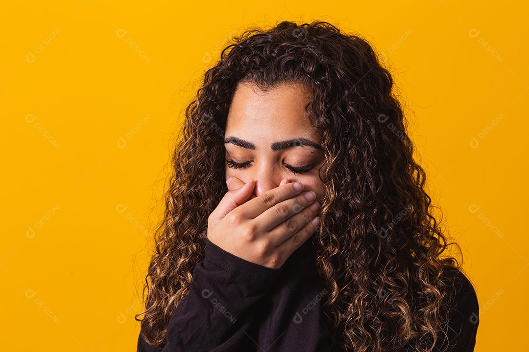 mulher afro com a mão na boca, conceito de abuso, feminicídio, racismo e preconceito