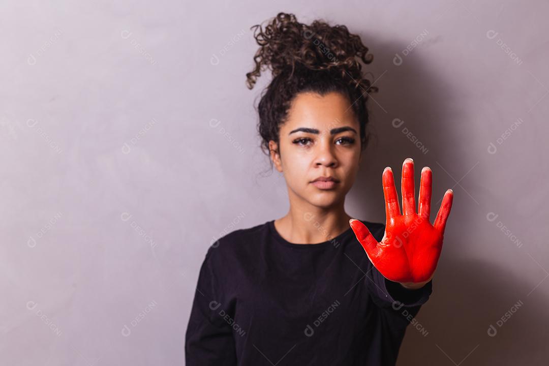 Mulher afro com vermelho pintado à mão com conceito de parada