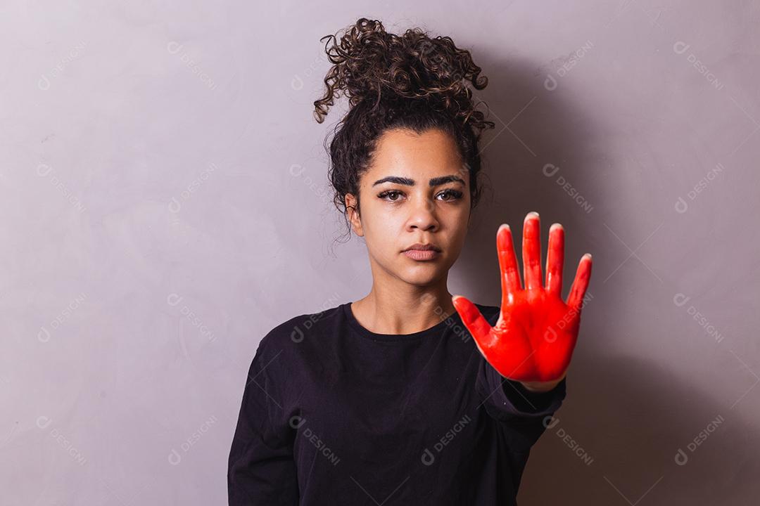 Mulher afro com vermelho pintado à mão com conceito de parada