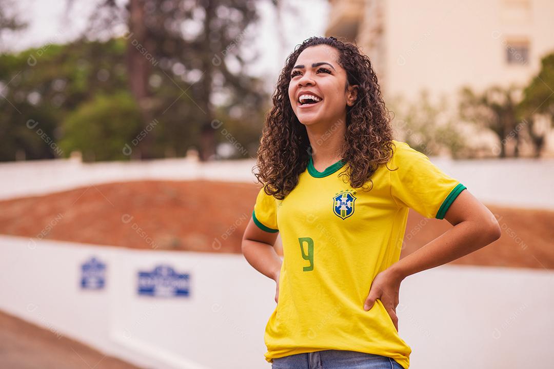Fã brasileiro sorrindo para a câmera