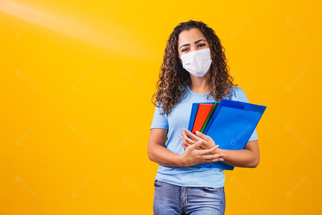 Jovem estudante de graduação ou ensino médio usando máscara cirúrgica contra covid 19 Novo conceito normal e educacional
