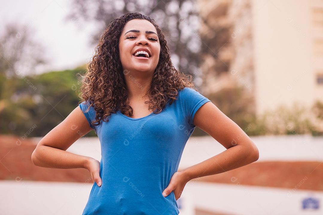 Mulher afro feliz para a câmera. jovem afro sorrindo