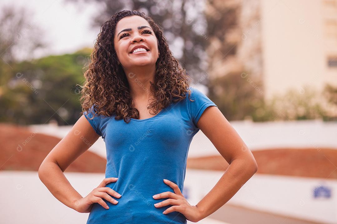 Mulher afro feliz para a câmera. jovem afro sorrindo