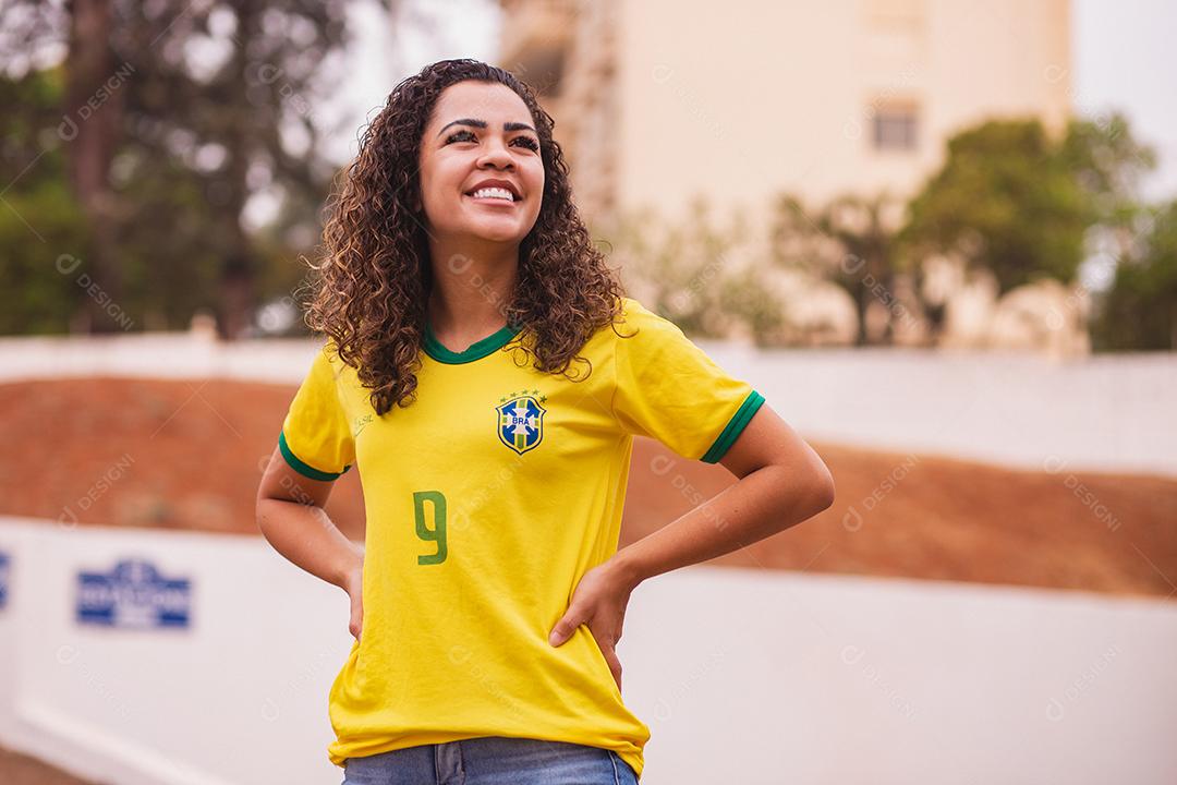 Fã brasileiro sorrindo para a câmera