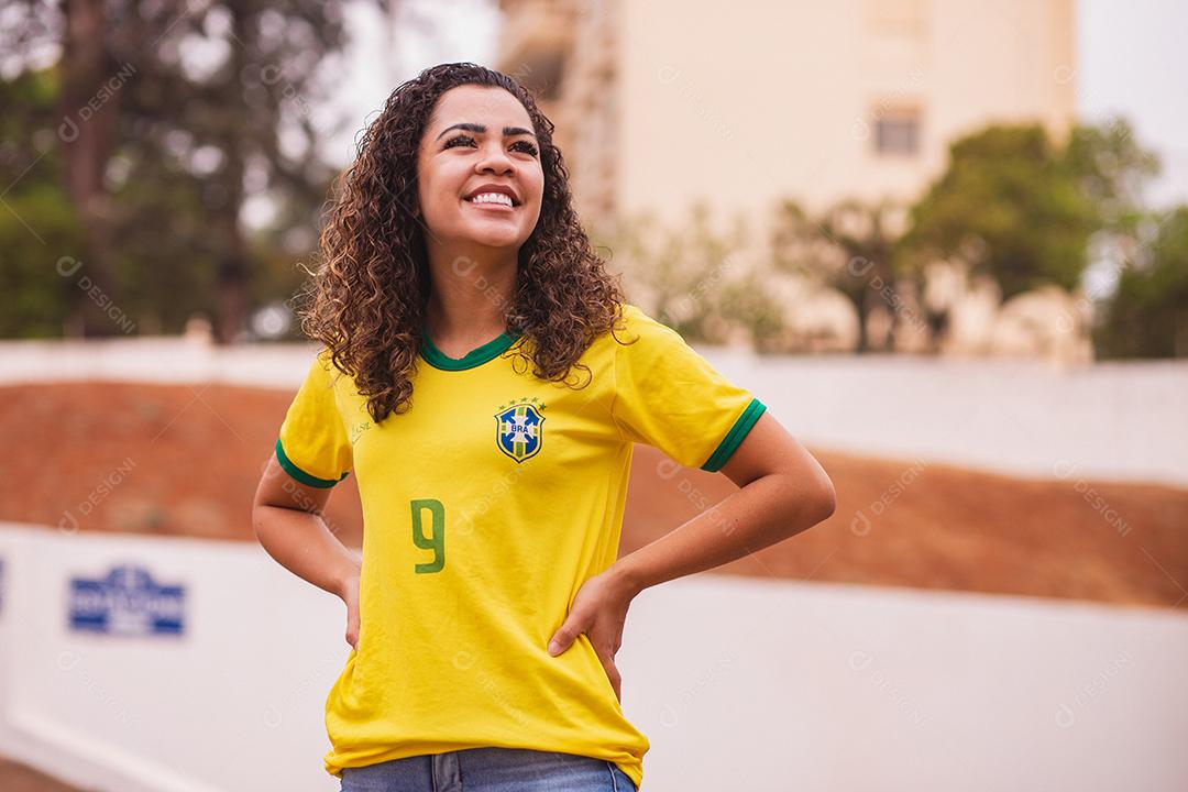 Fã brasileiro sorrindo para a câmera