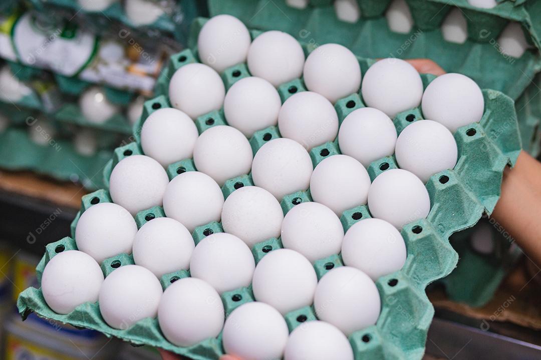 Caixa com ovos brancos. Ovos