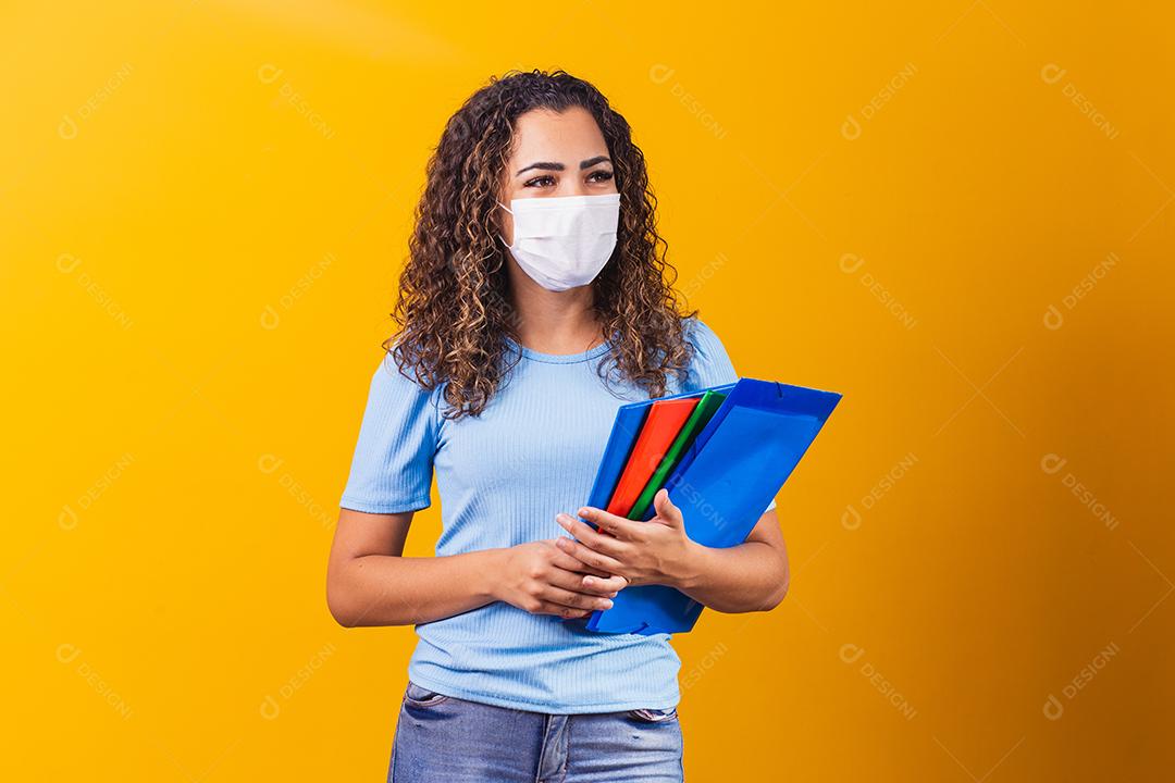 Jovem estudante de graduação ou ensino médio usando máscara cirúrgica contra covid 19 Novo conceito normal e educacional