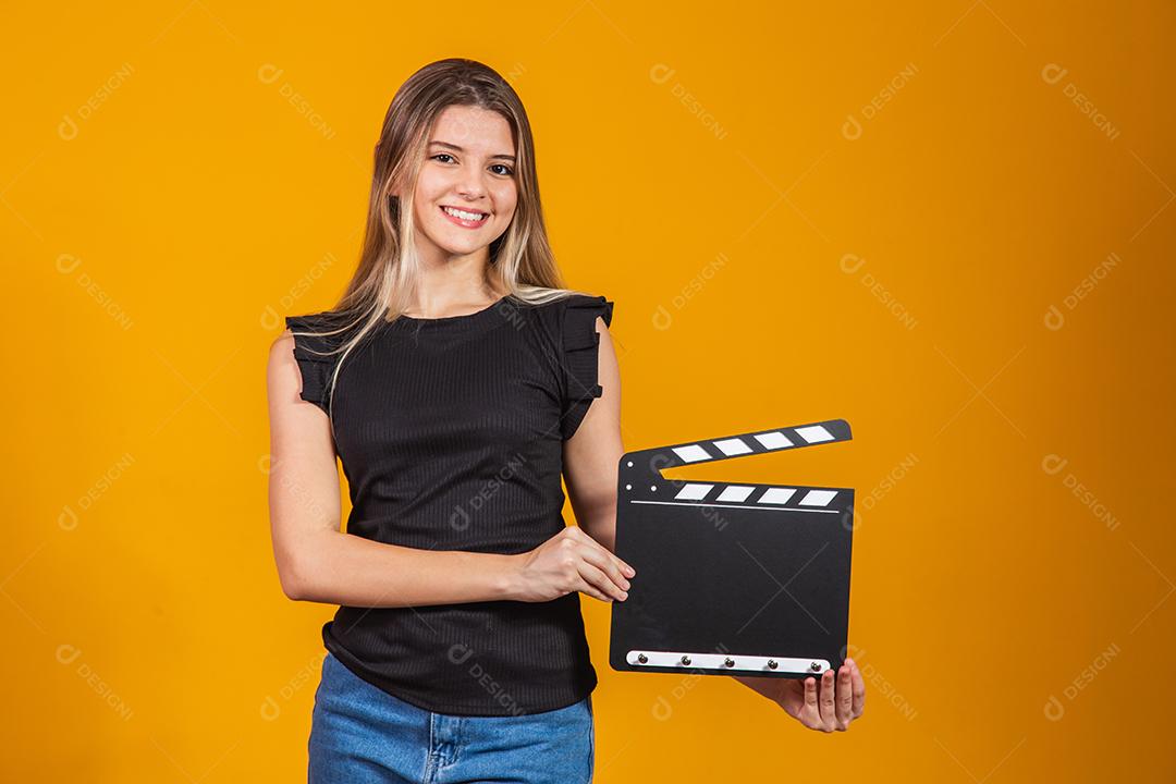 Loira jovem em roupas casuais posando isolado no retrato de estúdio de fundo de parede branca