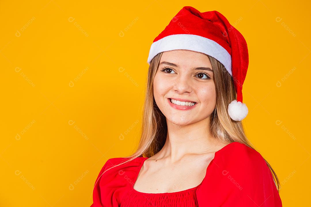 Mulher jovem e bonita com chapéu de Papai Noel. conceito de natal