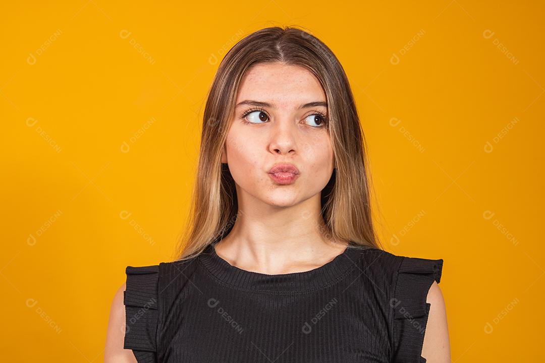 jovem loira fazendo expressões faciais