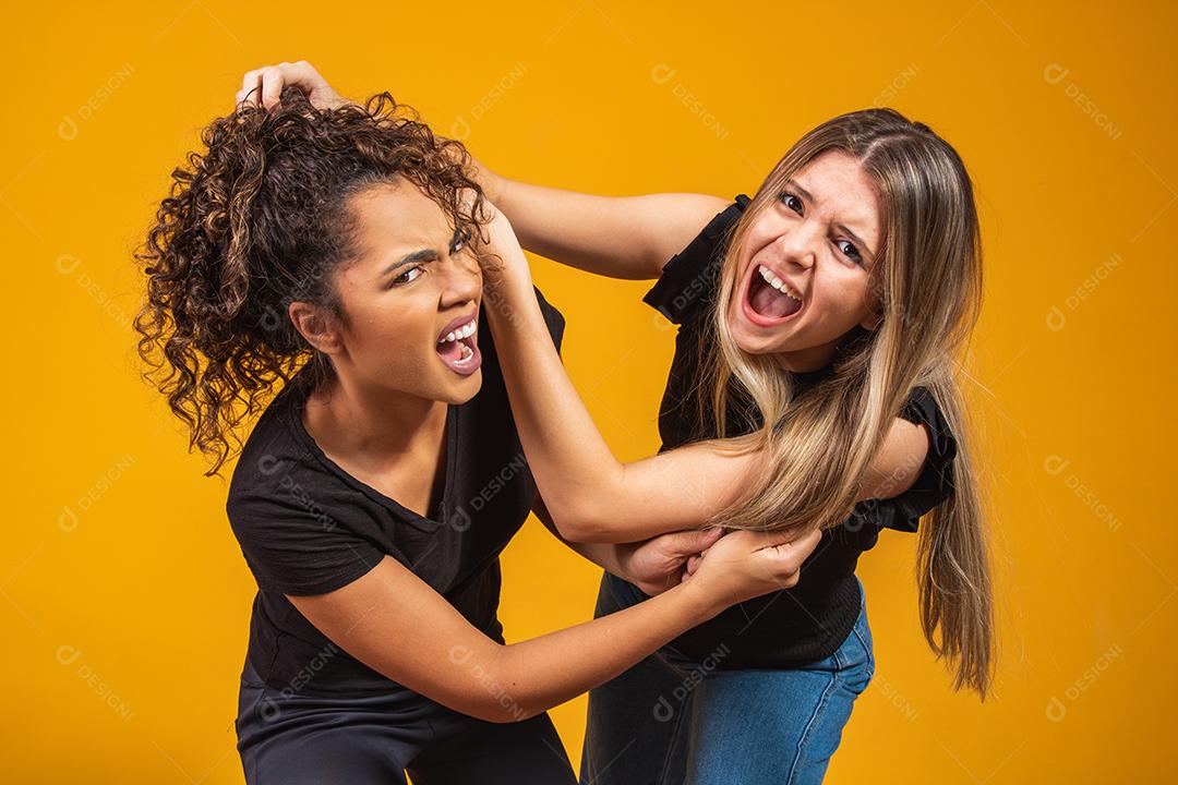 Loira e afro brigando infelizes puxando o cabelo uma da outra