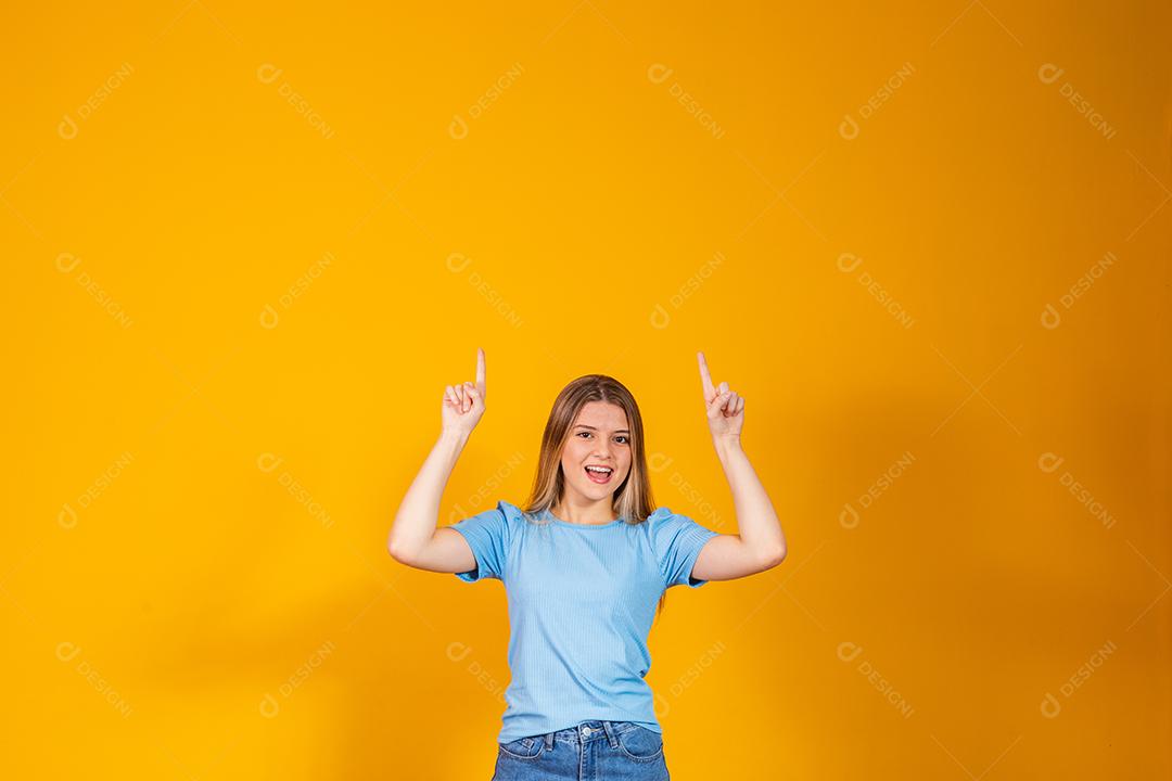 Jovem caucasiana apontando para cima