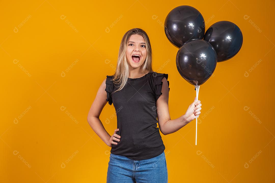 sobre fundo amarelo com retrato de estúdio de balões de ar. Venda de sexta-feira negra