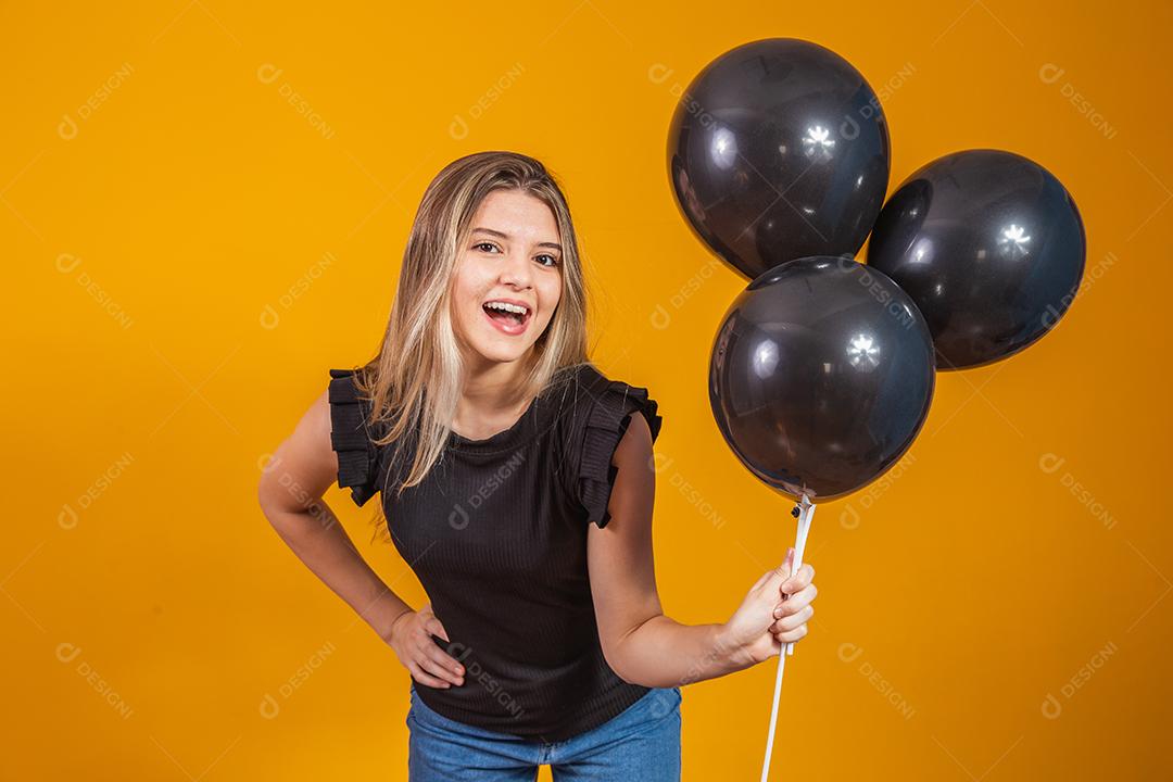 sobre fundo amarelo com retrato de estúdio de balões de ar. Venda de sexta-feira negra