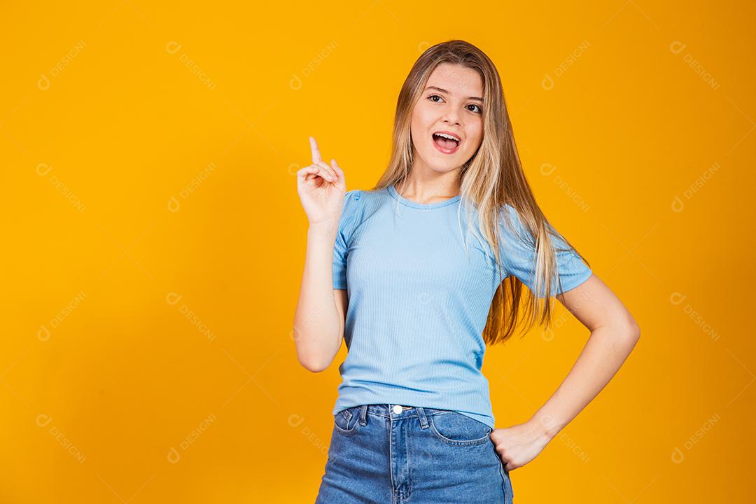 Retrato de uma bela jovem morena expressiva com sinal de ideia.