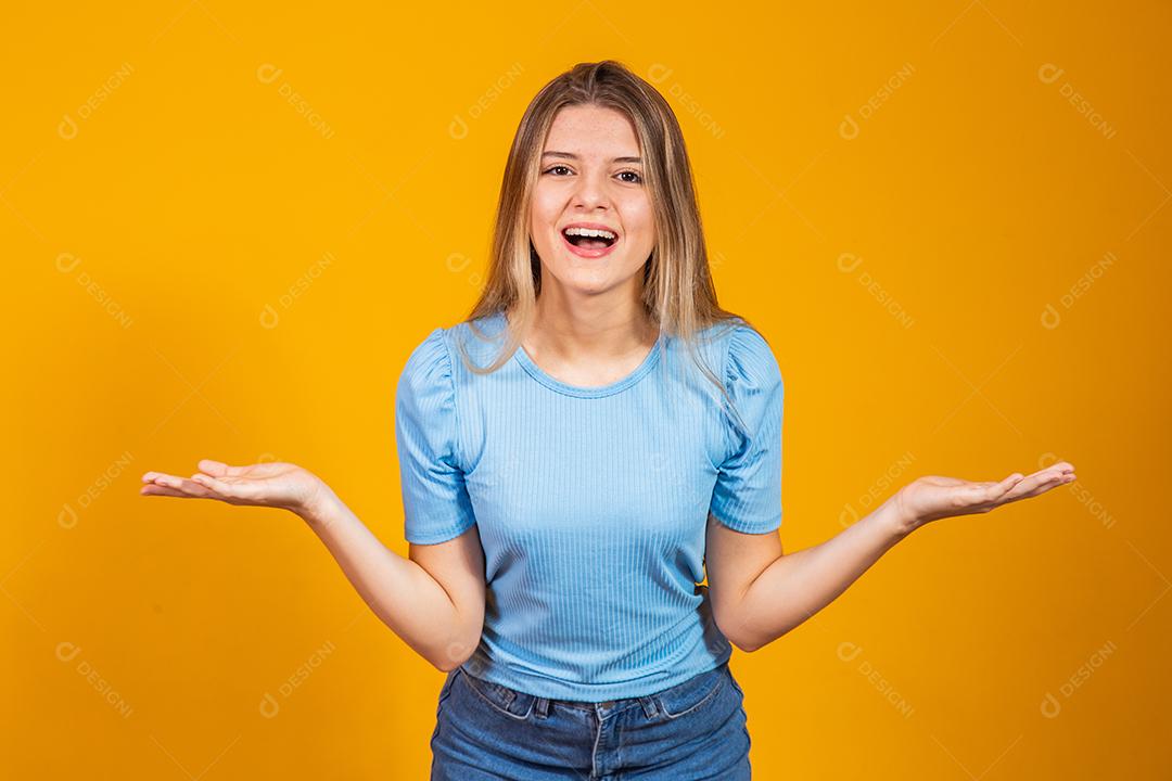 Imagem de jovem gritando animado em pé isolado sobre fundo amarelo. Câmera olhando