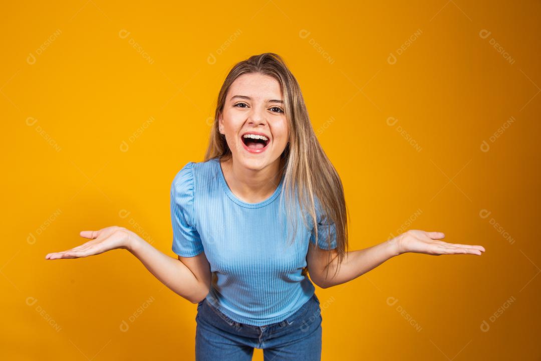 Imagem de jovem gritando animado em pé isolado sobre fundo amarelo. Câmera olhando