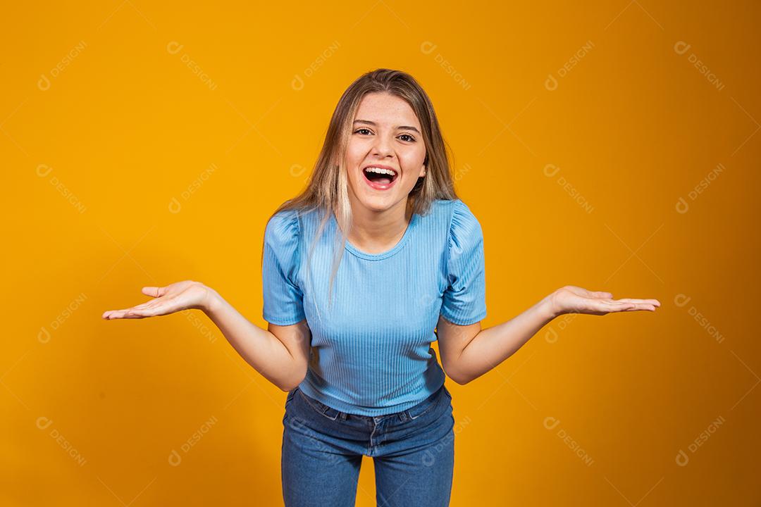 Imagem de jovem gritando animado em pé isolado sobre fundo amarelo. Câmera olhando