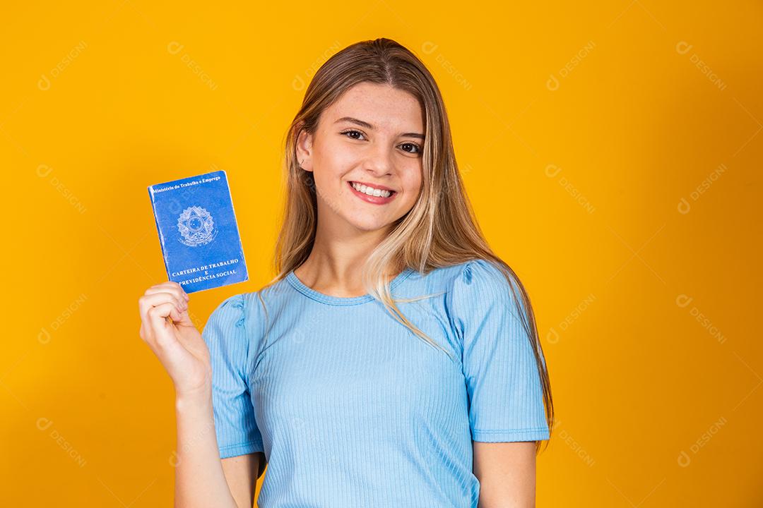 Mulher loira com carteira de trabalho e previdência social (carteira de trabalho e previdência social)